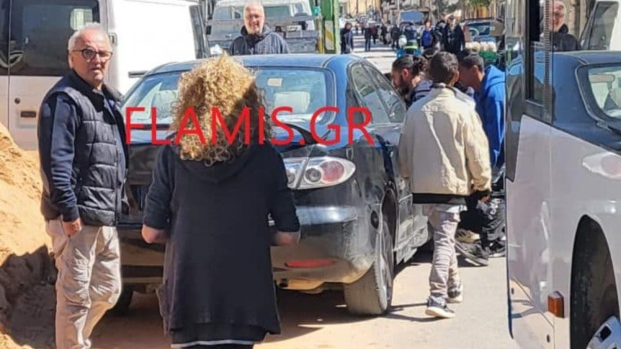 Κόσμος στην Πάτρα επιχειρεί να μετακινήσει αυτοκίνητο με τα χέρια