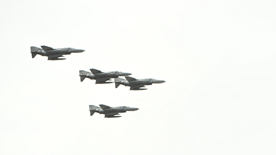 Stratiotiki parelasi