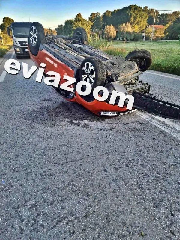 Το αναποδογυρισμένο αυτοκίνητο στον δρόμο Ερέτριας - Βασιλικού στην Εύβοια