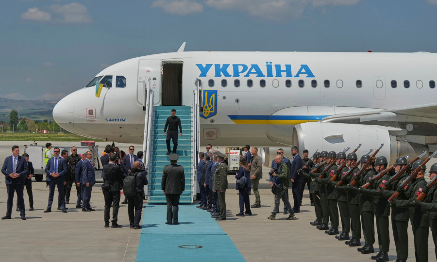 Ζελένσκι: «Διακοσμητική η αντιπροσωπεία του Πούτιν» - «Είσαι κλόουν», απαντά η Μόσχα