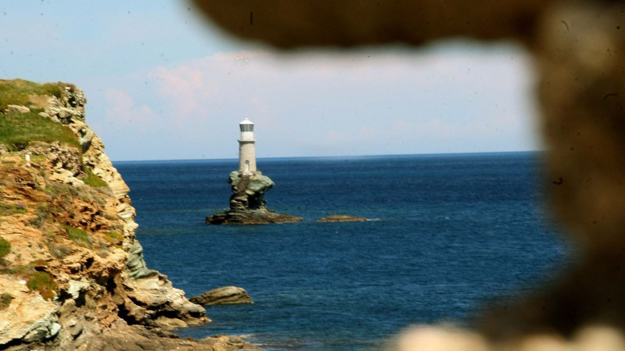 Τουρλίτης - Φάρος στην Άνδρο
