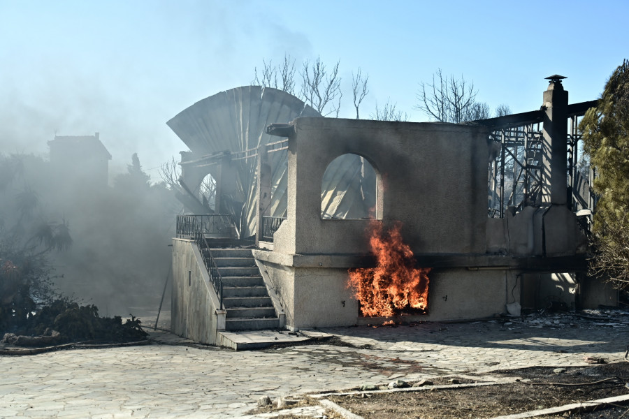 [378828] ΠΥΡΚΑΓΙΑ ΣΤΗΝ ΠΑΛΑΙΑ ΦΩΚΑΙΑ ΑΤΤΙΚΗΣ (ΚΩΣΤΑΣ ΤΖΟΥΜΑΣ/EUROKINISSI)