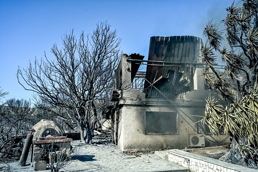 [378828] ΠΥΡΚΑΓΙΑ ΣΤΗΝ ΠΑΛΑΙΑ ΦΩΚΑΙΑ ΑΤΤΙΚΗΣ (ΚΩΣΤΑΣ ΤΖΟΥΜΑΣ/EUROKINISSI)