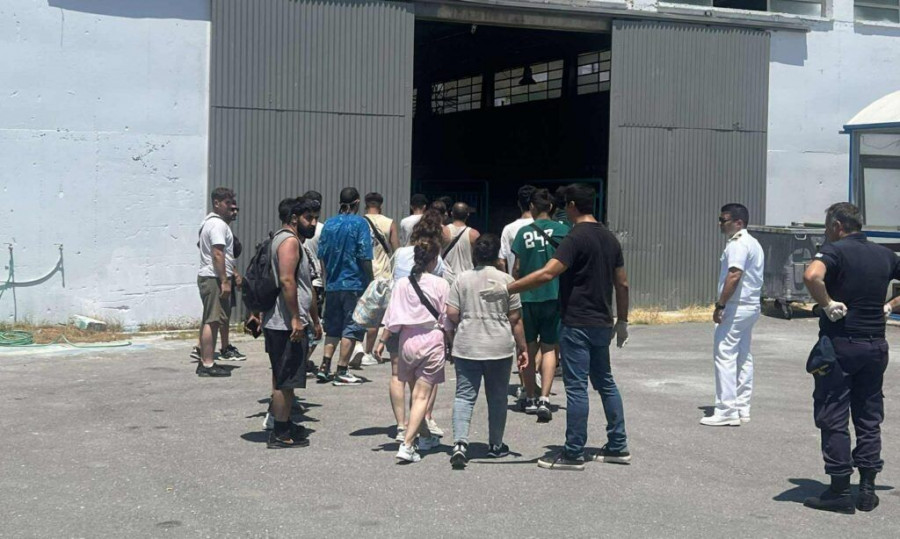 Στην Καλαμάτα 56 διασωθέντες πρόσφυγες και μετανάστες από ακυβέρνητο ιστιοφόρο