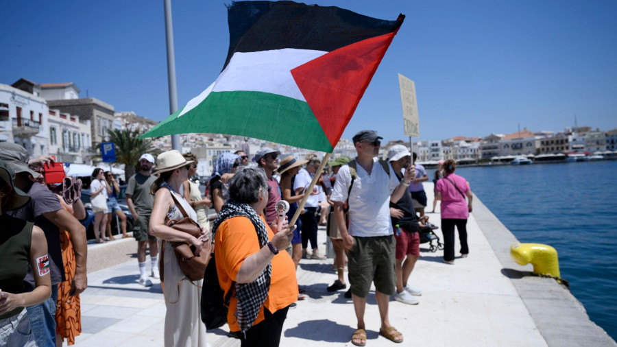 ΣΥΓΚΕΝΤΡΩΣΗ ΣΤΟ ΛΙΜΑΝΙ ΤΗΣ ΕΡΜΟΥΠΟΛΗΣ ΣΥΡΟΥ ΓΙΑ ΤΗΝ ΑΠΑΓΟΡΕΥΣΗ ΕΛΙΜΕΝΙΣΜΟΥ ΙΣΡΑΗΛΙΝΟΥ ΚΡΟΥΑΖΕΡΟΠΛΟΙΟΥ