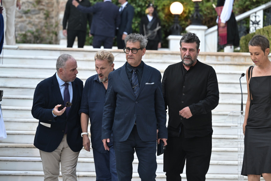 [379384] ΔΕΞΙΩΣΗ ΣΤΟ ΠΡΟΕΔΡΙΚΟ ΜΕΓΑΡΟ ΓΙΑ ΤΗΝ 51η ΕΠΕΤΕΙΟ ΑΠΟΚΑΤΑΣΤΑΣΗΣ ΤΗΣ ΔΗΜΟΚΡΑΤΙΑΣ (ΤΑΤΙΑΝΑ ΜΠΟΛΑΡΗ/EUROKINISSI)