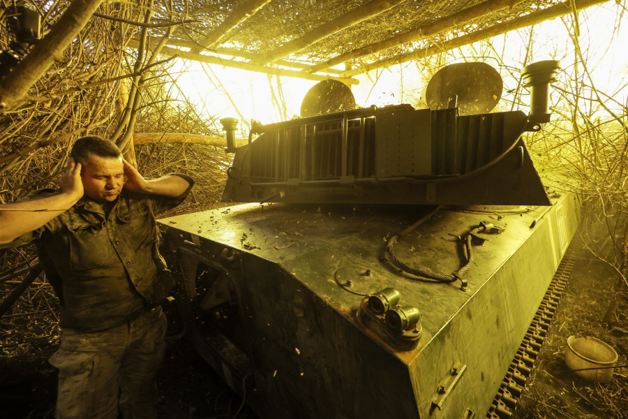 ukraine-soldiers-howitzer