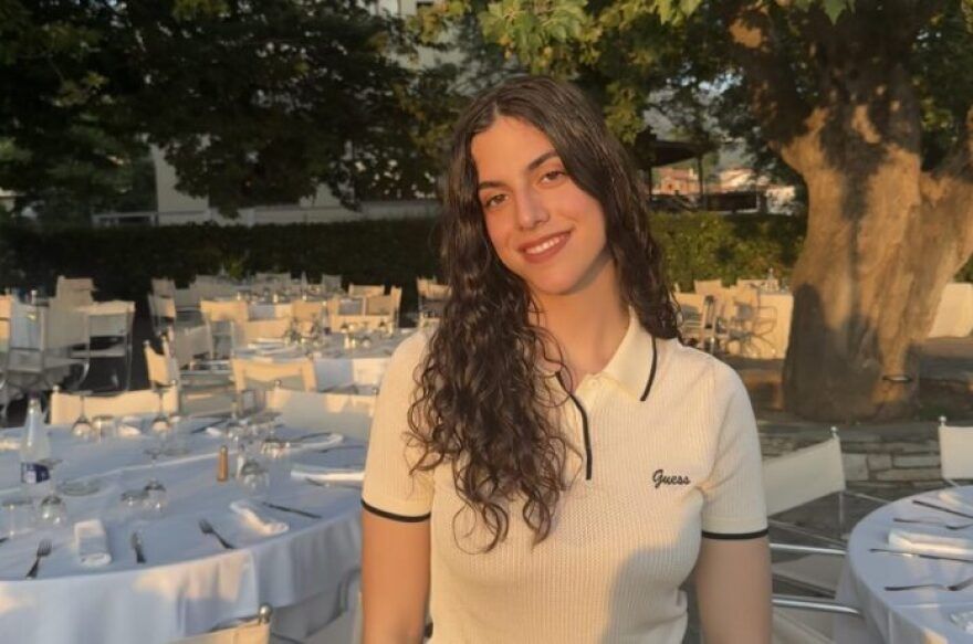 «Από το Απάτσι... στο Πανεπιστήμιο»: Οι φετινοί επιτυχόντες των Πανελλαδικών και οι ιστορίες πίσω από τα μόρια