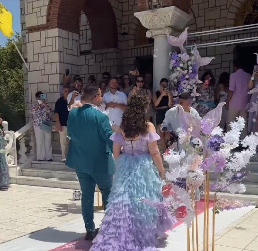 Βάφτισαν την κόρη τους ο Μαυρίκιος Μαυρικίου και η Ιλάειρα Ζήση - Το ροζ χαλί, η ζωντανή μουσική και οι... γοργόνες στη θάλασσα 