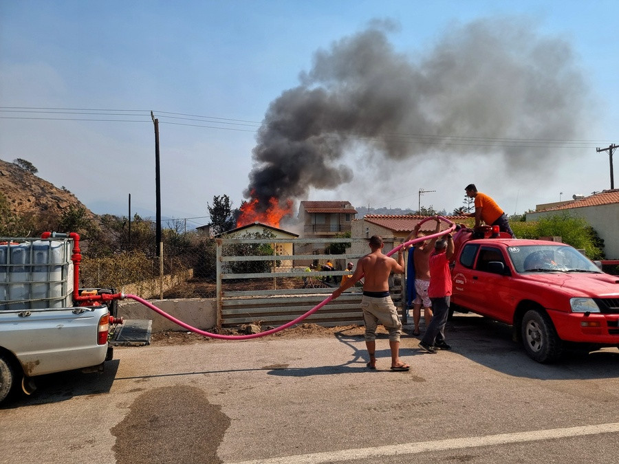Φωτιά στη Χίο, καίγονται σπίτια.