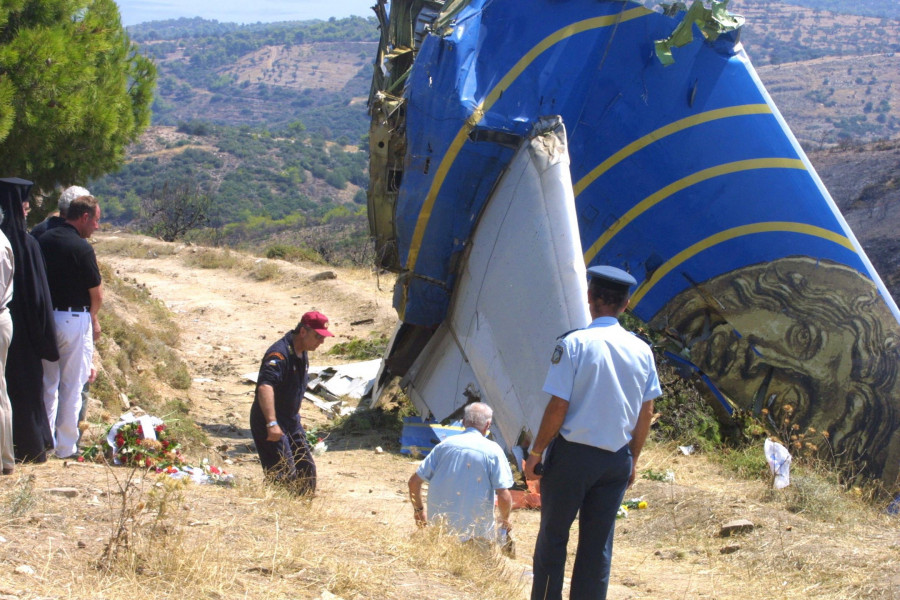 ΣΤΟΝ ΤΟΠΟ ΤΗΣ ΠΤΩΣΗΣ ΤΟΥ ΜΟΙΡΑΙΟΥ ΑΕΡΟΣΚΑΦΟΥΣ ΣΤΟ ΓΡΑΜΜΑΤΙΚΟ / ΕΠΙΜΝΗΜΟΣΥΝΗ ΔΕΗΣΗ ΑΠΟ ΤΟΥΣ ΣΥΓΓΕΝΕΙΣ