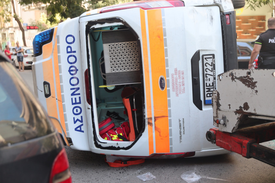 [379786] ΑΝΑΤΡΟΠΗ ΑΣΘΕΝΟΦΟΡΟΥ ΣΤΟ ΓΟΥΔΗ ΣΤΗΝ ΑΘΗΝΑ (ΓΙΑΝΝΗΣ ΠΑΝΑΓΟΠΟΥΛΟΣ / EUROKINISSI)