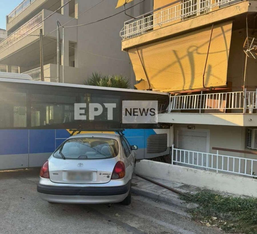 Λεωφορείο προσέκρουσε σε κατοικία στην περιοχή του Παπάγου – Διαπέρασε το μπαλκόνι