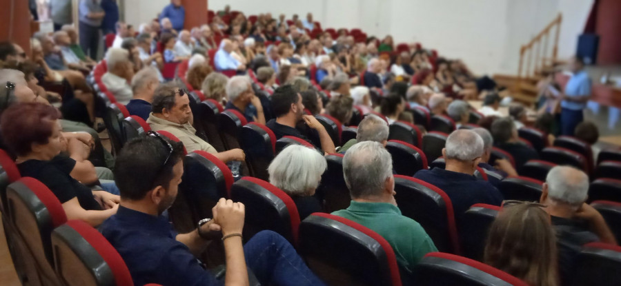 Μπορεί να είναι εικόνα μελέτη και πλήθος