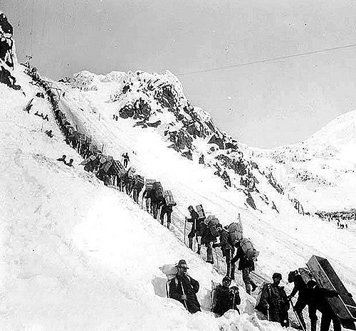 dekades-xryso8hres-anebainoyn-to-chilkoot-pass-gia-na-ftasoyn-sto-klontaik-to-1897.jpg