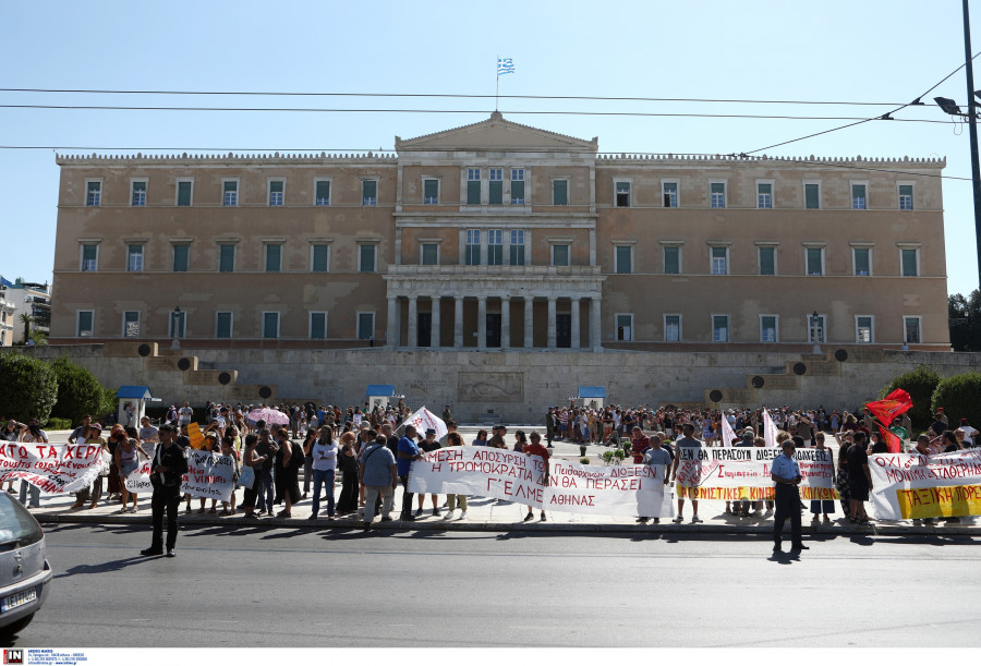 ΑΠΕΡΓΙΑΚΗ ΣΥΓΚΕΝΤΡΩΣΗ ΣΤΗΝ ΑΘΗΝΑ ΕΝΑΝΤΙΑ ΣΤΗΝ ΨΗΦΙΣΗ ΤΟΥ ΝΟΜΟΣΧΕΔΙΟΥ ΓΙΑ ΤΟ ΝΕΟ ΠΕΙΘΑΡΧΙΚΟ ΔΙΚΑΙΟ ΔΗΜΟΣΙΩΝ ΥΠΑΛΛΗΛΩΝ