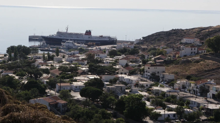 Θαλάσσιο λιμάνι με σπίτια κοντά.