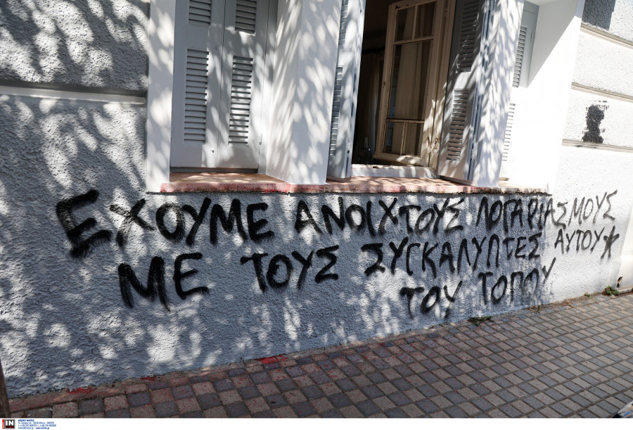 ΑΓΝΩΣΤΟΙ ΒΑΝΔΑΛΙΣΑΝ ΤΟ ΠΟΛΙΤΙΚΟ ΓΡΑΦΕΙΟ ΤΗΣ ΥΦΥΠΟΥΡΓΟΥ ΜΑΤΑΝΑΣΤΕΥΣΗΣ ΚΑΙ ΑΣΥΛΟΥ ΣΕΒΗΣ ΒΟΛΟΥΔΑΚΗ ΣΤΑ ΧΑΝΙΑ