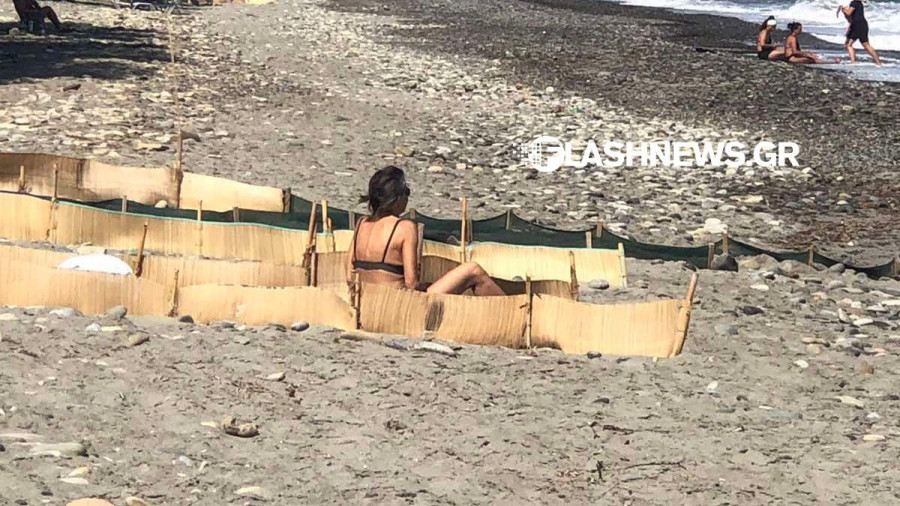 Αδιανόητη εικόνα στην Κρήτη: Λουόμενη έκανε ηλιοθεραπεία σε σημείο όπου γεννούν θαλάσσιες χελώνες!