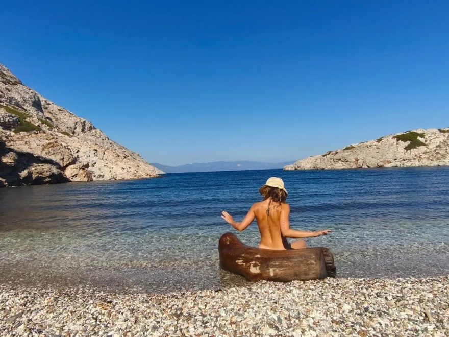 Φωτογραφίες: Η Έλλη Τρίγγου απολαμβάνει γυμνή τις βουτιές της 