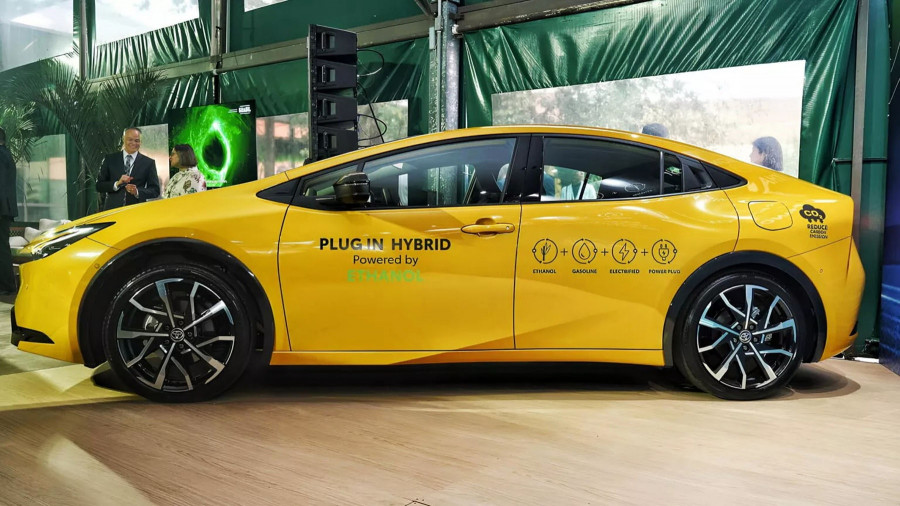 toyota-prius-plug-in-hybrid-dual-fuel-2.jpg