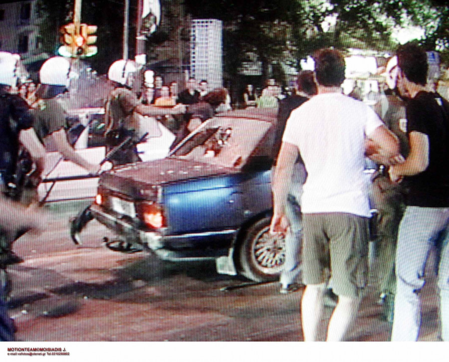 ΕΠΕΙΣΟΔΙΑ ΜΕΤΑΞΥ ΕΛΛΗΝΩΝ ΚΑΙ ΑΛΒΑΝΩΝ ΜΕΤΑ ΤΟ ΤΕΛΟΣ ΤΟΥ ΑΓΩΝΑ ΑΛΒΑΝΙΑΣ-ΕΛΛΑΔΑΣ (ΑΝΤΙΓΡΑΦΗ ΑΠΟ ΤΗΝ ΤΗΛΕΟΡΑΣΗ ΤΟΥ MEGA)