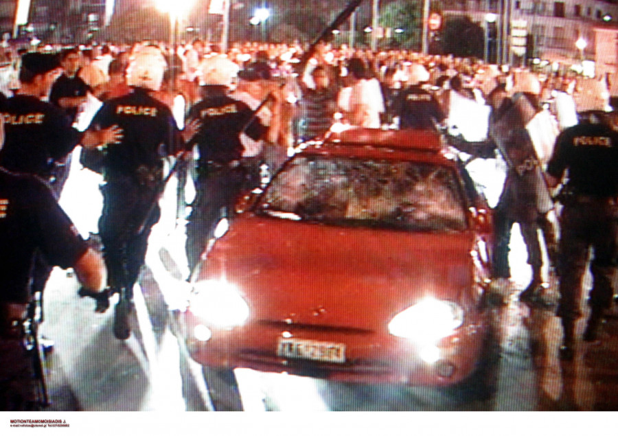 ΕΠΕΙΣΟΔΙΑ ΜΕΤΑΞΥ ΕΛΛΗΝΩΝ ΚΑΙ ΑΛΒΑΝΩΝ ΜΕΤΑ ΤΟ ΤΕΛΟΣ ΤΟΥ ΑΓΩΝΑ ΑΛΒΑΝΙΑΣ-ΕΛΛΑΔΑΣ (ΑΝΤΙΓΡΑΦΗ ΑΠΟ ΤΗΝ ΤΗΛΕΟΡΑΣΗ ΤΟΥ MEGA)