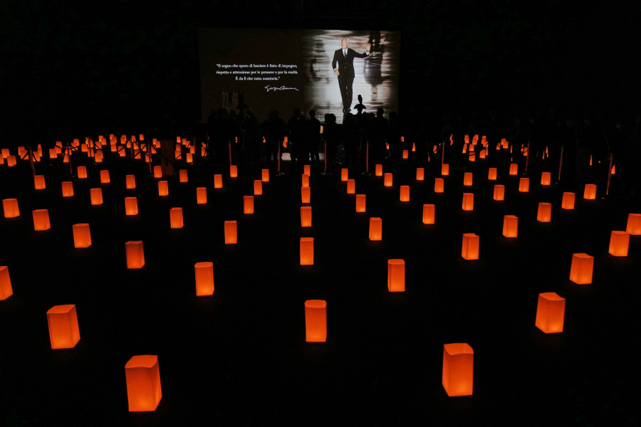 Η σορός του σχεδιαστή εκτίθεται στο Armani Teatro.