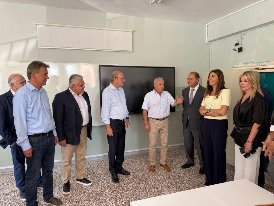 ΕΠΙΣΚΕΨΗ ΤΗΣ ΥΠΟΥΡΓΟΥ ΠΑΙΔΕΙΑΣ ΣΟΦΙΑΣ ΖΑΧΑΡΑΚΗ ΚΑΙ ΤΟΥ ΑΝΤΙΠΡΟΕΔΡΟΥ ΤΗΣ ΚΥΒΕΡΝΗΣΗΣ ΚΩΣΤΗ ΧΑΤΖΗΔΑΚΗ ΣΤΟ ΑΝΑΚΑΙΝΙΣΜΕΝΟ 29ο ΔΗΜΟΤΙΚΟ ΣΧΟΛΕΙΟ ΘΕΣΣΑΛΟΝΙΚΗΣ