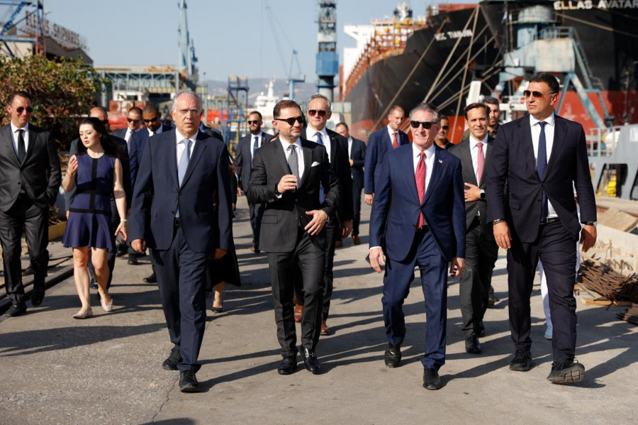 Συνάντηση υπουργών με Νταγκ Μπέργκαμ στα Ναυπηγεία Ελευσίνας.