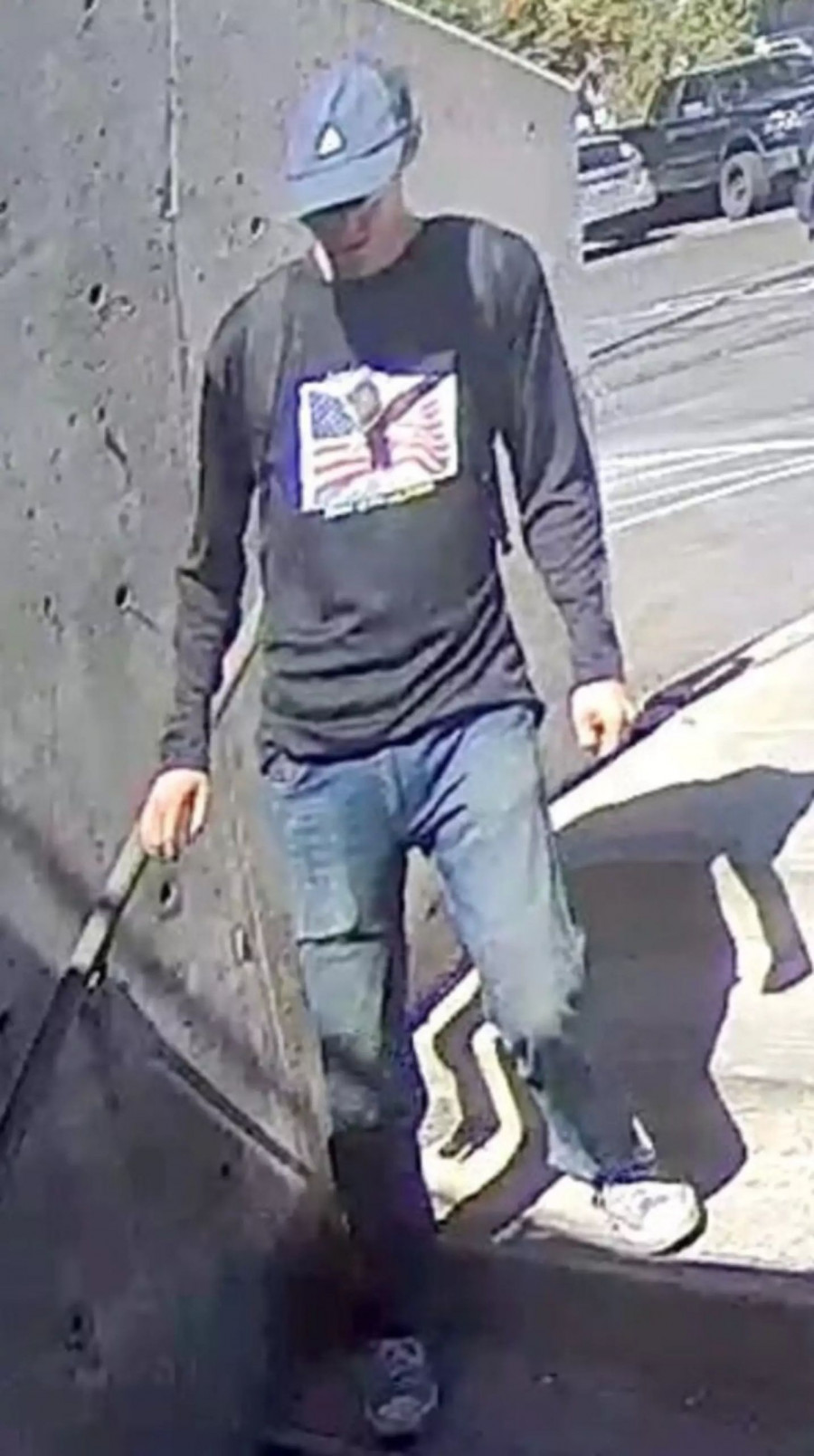 Το FBI είχε δημοσιεύσει αρκετές φωτογραφίες του υπόπτου (FBI)