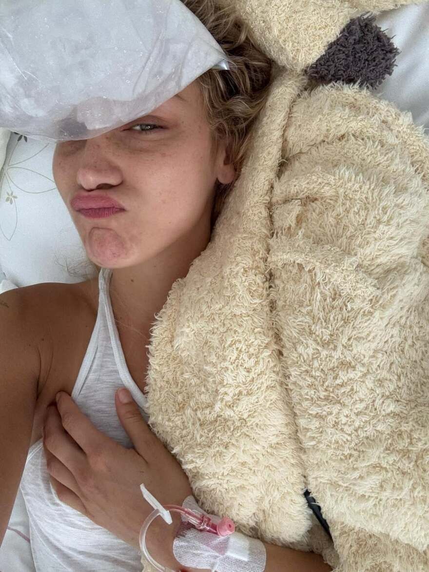 Φωτογραφίες: Η συγκλονιστική, γεμάτη πόνο μάχη της Μπέλα Χαντίντ με τη νόσο του Lyme - Έμαθες να ζεις στη φυλακή του παράλυτου μυαλού σου, γράφει η μητέρα της