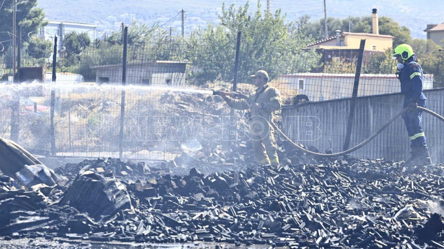 Η επόμενη μέρα της φωτιάς σε εργοστάσιο στο Μενίδι.
