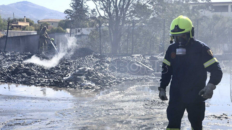Η επόμενη μέρα της φωτιάς σε εργοστάσιο στο Μενίδι.