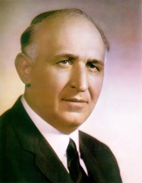 Ένας άντρας με κοστούμι και γραβάτα.