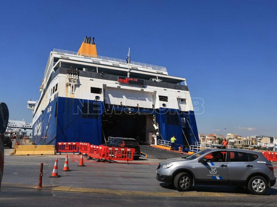 blue star chios; εργατικό ατύχημα; 20χρονος; συρόμενη πόρτα; νεκρός ναυτικός