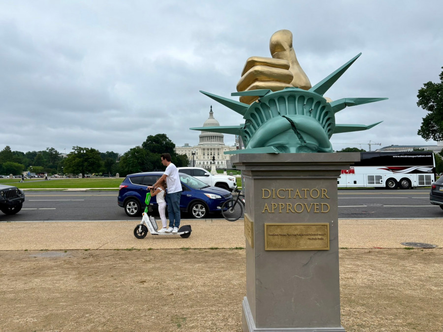 dictator-approved-statue