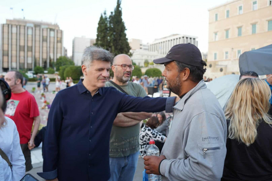 Σύνταγμα: Φοίβος Δεληβοριάς και Νατάσα Μποφίλιου στο πλευρό του Πάνου Ρούτσι.