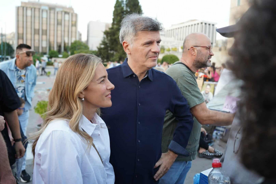 Σύνταγμα: Φοίβος Δεληβοριάς και Νατάσα Μποφίλιου στο πλευρό του Πάνου Ρούτσι.