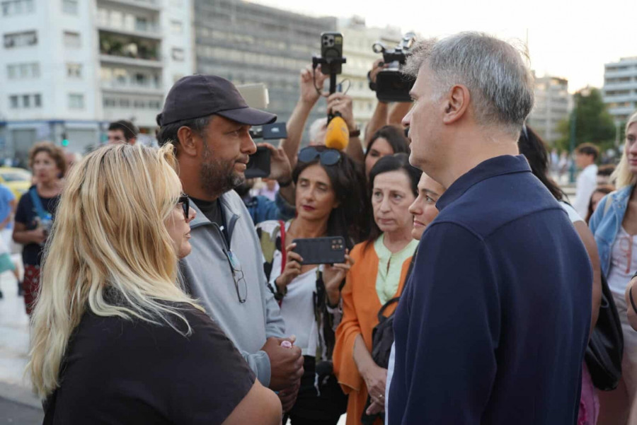 Σύνταγμα: Φοίβος Δεληβοριάς και Νατάσα Μποφίλιου στο πλευρό του Πάνου Ρούτσι.