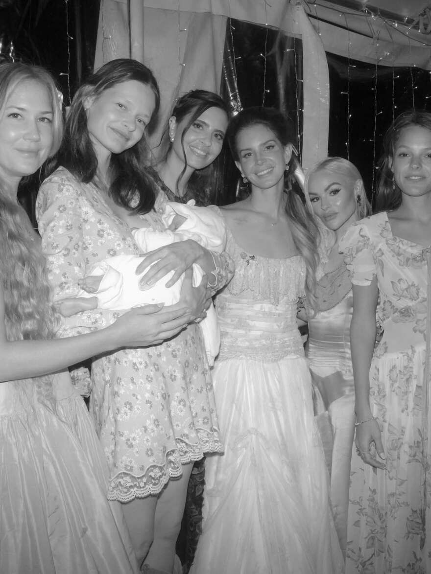 Η Λάνα Ντελ Ρέι δημοσίευσε νέες φωτογραφίες από τον γάμο της με τον Τζέρεμι Ντουφρέν