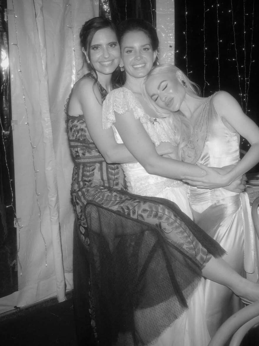 Η Λάνα Ντελ Ρέι δημοσίευσε νέες φωτογραφίες από τον γάμο της με τον Τζέρεμι Ντουφρέν