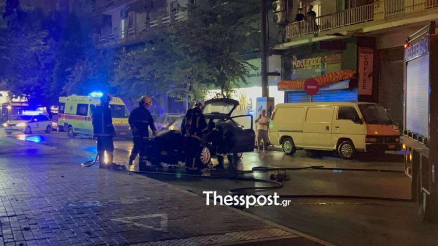 Σοκαριστικό τροχαίο: Αυτοκίνητο έπεσε σε κατάστημα και τυλίχθηκε στις φλόγες - «Ακούστηκε σαν βόμβα!»