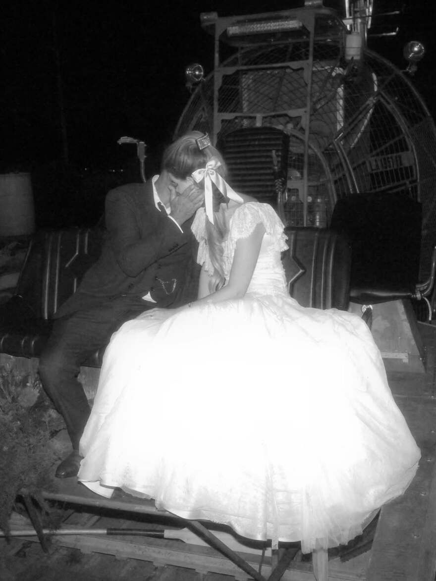 Η Λάνα Ντελ Ρέι δημοσίευσε νέες φωτογραφίες από τον γάμο της με τον Τζέρεμι Ντουφρέν