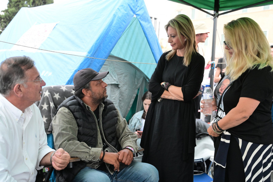 [380713] ΣΥΓΚΕΝΤΡΩΣΗ ΑΛΛΗΛΕΓΓΥΗΣ ΣΤΟΝ ΠΑΤΕΡΑ ΘΥΜΑΤΟΣ ΤΩΝ ΤΕΜΠΩΝ ΠΑΝΟ ΡΟΥΤΣΙ ΠΟΥ ΚΑΝΕΙ ΑΠΕΡΓΙΑ ΠΕΙΝΑΣ ΣΤΟ ΣΥΝΤΑΓΜΑ (ΤΑΤΙΑΝΑ ΜΠΟΛΑΡΗ/EUROKINISSI)