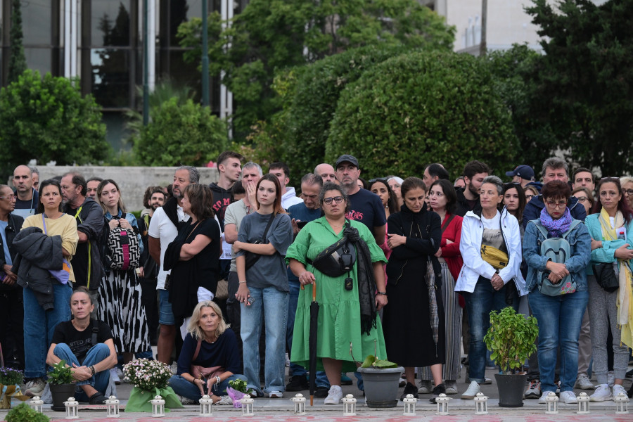 [380713] ΣΥΓΚΕΝΤΡΩΣΗ ΑΛΛΗΛΕΓΓΥΗΣ ΣΤΟΝ ΠΑΤΕΡΑ ΘΥΜΑΤΟΣ ΤΩΝ ΤΕΜΠΩΝ ΠΑΝΟ ΡΟΥΤΣΙ ΠΟΥ ΚΑΝΕΙ ΑΠΕΡΓΙΑ ΠΕΙΝΑΣ ΣΤΟ ΣΥΝΤΑΓΜΑ (ΤΑΤΙΑΝΑ ΜΠΟΛΑΡΗ/EUROKINISSI)