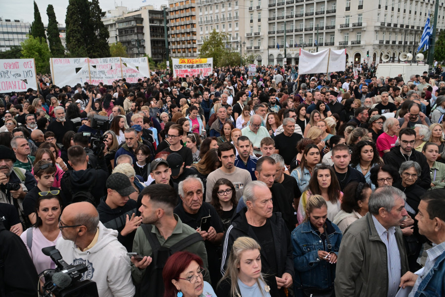 [380713] ΣΥΓΚΕΝΤΡΩΣΗ ΑΛΛΗΛΕΓΓΥΗΣ ΣΤΟΝ ΠΑΤΕΡΑ ΘΥΜΑΤΟΣ ΤΩΝ ΤΕΜΠΩΝ ΠΑΝΟ ΡΟΥΤΣΙ ΠΟΥ ΚΑΝΕΙ ΑΠΕΡΓΙΑ ΠΕΙΝΑΣ ΣΤΟ ΣΥΝΤΑΓΜΑ (ΤΑΤΙΑΝΑ ΜΠΟΛΑΡΗ/EUROKINISSI)
