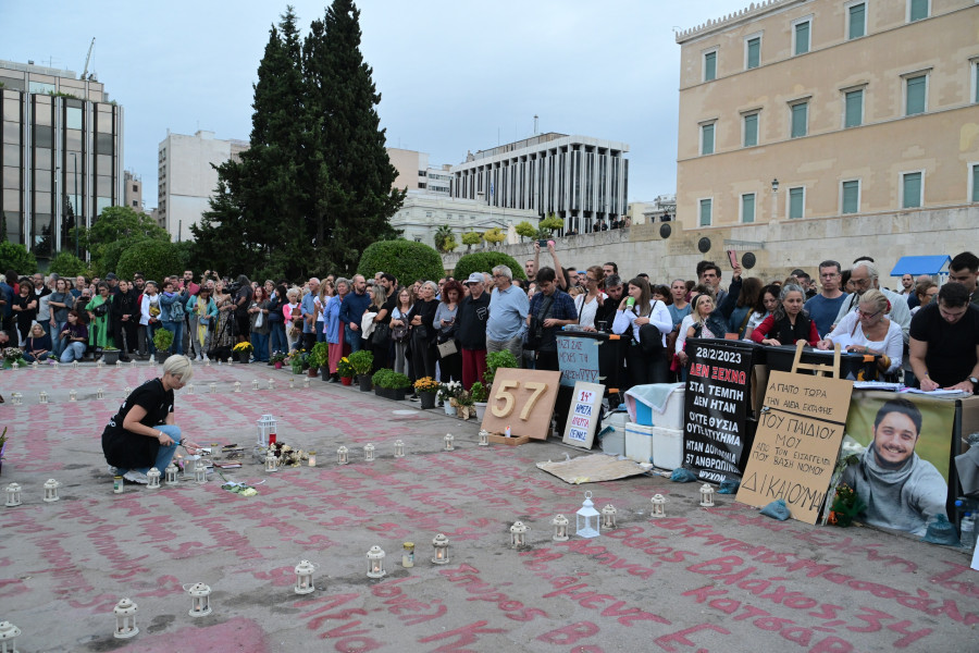 [380713] ΣΥΓΚΕΝΤΡΩΣΗ ΑΛΛΗΛΕΓΓΥΗΣ ΣΤΟΝ ΠΑΤΕΡΑ ΘΥΜΑΤΟΣ ΤΩΝ ΤΕΜΠΩΝ ΠΑΝΟ ΡΟΥΤΣΙ ΠΟΥ ΚΑΝΕΙ ΑΠΕΡΓΙΑ ΠΕΙΝΑΣ ΣΤΟ ΣΥΝΤΑΓΜΑ (ΤΑΤΙΑΝΑ ΜΠΟΛΑΡΗ/EUROKINISSI)