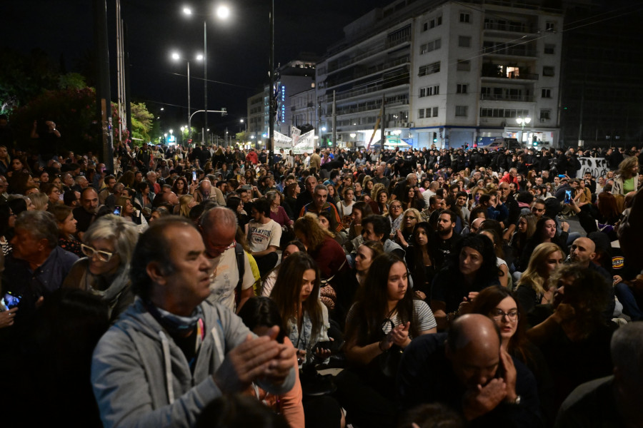 [380713] ΣΥΓΚΕΝΤΡΩΣΗ ΑΛΛΗΛΕΓΓΥΗΣ ΣΤΟΝ ΠΑΤΕΡΑ ΘΥΜΑΤΟΣ ΤΩΝ ΤΕΜΠΩΝ ΠΑΝΟ ΡΟΥΤΣΙ ΠΟΥ ΚΑΝΕΙ ΑΠΕΡΓΙΑ ΠΕΙΝΑΣ ΣΤΟ ΣΥΝΤΑΓΜΑ (ΤΑΤΙΑΝΑ ΜΠΟΛΑΡΗ/EUROKINISSI)