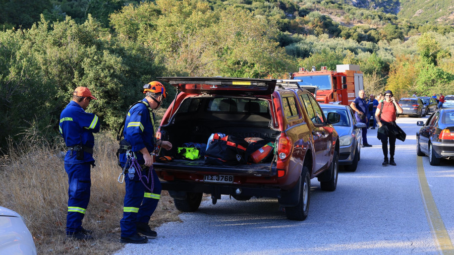 ΕΠΙΧΕΙΡΗΣΗ ΕΡΕΥΝΑΣ ΚΑΙ ΑΠΕΓΚΛΩΒΙΣΜΟΥ ΕΝΟΣ ΑΤΟΜΟΥ ΑΠΟ ΤΗΝ ΕΜΑΚ ΜΕΛΟΥΣ ΟΜΑΔΑΣ ΠΟΥ ΕΨΑΧΝΕ ΓΙΑ ΛΙΡΕΣ ΣΕ ΣΠΗΛΙΑ ΣΤΗΝ ΠΕΡΙΟΧΗ ΓΟΝΩΝ ΣΤΗ ΛΑΡΙΣΑ